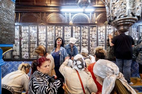 A la synagogue de la Ghriba à Hara Sghira, le deuxième et dernier jour du pélerinagee connait son effervescence, prières, dépots des oeufs avec les voeux dans la grotte, dons et enchères pour la communauté juive djerbienne. 