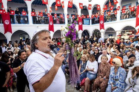 A la synagogue de la Ghriba à Hara Sghira, le deuxième et dernier jour du pélerinagee connait son effervescence, prières, dépots des oeufs avec les voeux dans la grotte, dons et enchères pour la communauté juive djerbienne. 