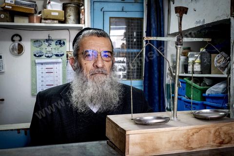 Portrait du grand rabbin de Tunisie, Haïm Bittan, dans sa boutique de matériel de bijoutier dans le quartier juif de Hara Kbira à Houmt SOuk. 