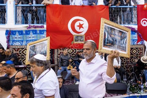 A la synagogue de la Ghriba à Hara Sghira, le deuxième et dernier jour du pélerinagee connait son effervescence, prières, dépots des oeufs avec les voeux dans la grotte, dons et enchères pour la communauté juive djerbienne. 