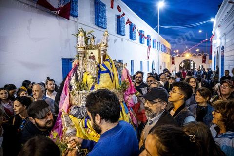 Pendant le pélerinage juive d ela synagogue de la Ghriba la tradition est la procession de la Manara. Ce chariot, couvert de foulards, symboles de voeux déposés toute la journée par les femmes, est tiré par les pélérins à travers les rues de Hara Sghira. Ces dernières années pour des raisons de sécurité, le parcours a été réduit et la procession quitte l'enceinte d ela synagogue et parcours 200 m, elle longera avec près de 300 personnes le mur de l'école musulmane voisine qui sera le lieu de refuge et d'attaque du terroriste une heure après le passage d ela procession et des pélérins, 