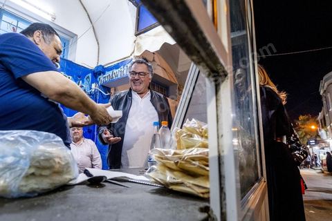 À Hara Kbira, le quartier juif de Houmt Souk, le samedi après Shabat. Les pélerins sont venus en nombre pour manger dasn la fête et les retrouvailles les traditionnelles bricks, grillages et fricassés. Ils passeront une grand epartie de la nuit dans le quartier. 