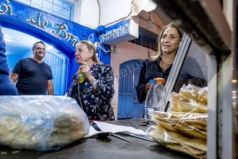 À Hara Kbira, le quartier juif de Houmt Souk, le samedi après Shabat. Les pélerins sont venus en nombre pour manger dasn la fête et les retrouvailles les traditionnelles bricks, grillages et fricassés. Ils passeront une grand epartie de la nuit dans le quartier. 