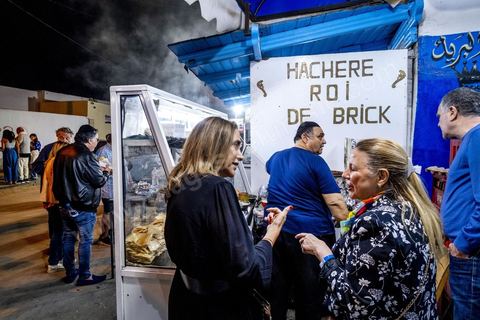 À Hara Kbira, le quartier juif de Houmt Souk, le samedi après Shabat. Les pélerins sont venus en nombre pour manger dasn la fête et les retrouvailles les traditionnelles bricks, grillages et fricassés. Ils passeront une grand epartie de la nuit dans le quartier. 