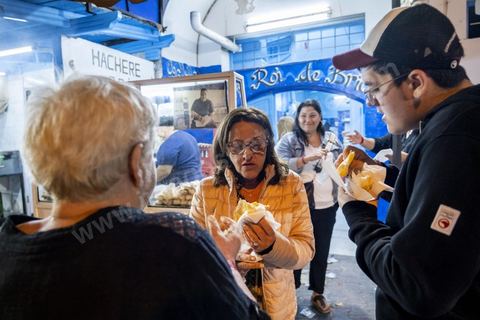 À Hara Kbira, le quartier juif de Houmt Souk, le samedi après Shabat. Les pélerins sont venus en nombre pour manger dasn la fête et les retrouvailles les traditionnelles bricks, grillages et fricassés. Ils passeront une grand epartie de la nuit dans le quartier. 