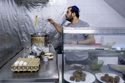 À Hara Kbira, le quartier juif de Houmt Souk, le samedi après Shabat. Les pélerins sont venus en nombre pour manger dasn la fête et les retrouvailles les traditionnelles bricks, grillages et fricassés. Ils passeront une grand epartie de la nuit dans le quartier. 