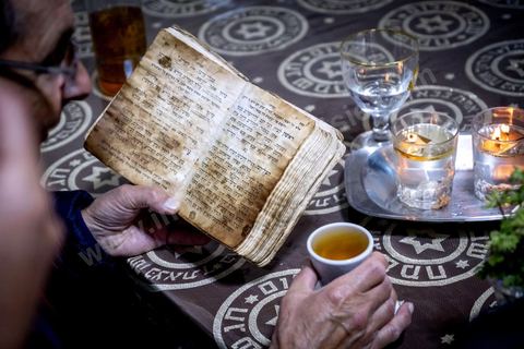 À Hara Kbira, le quartier juif de Houmt Souk, le samedi après Shabat. Un groupe de pélérins juifs venus de Paris retrouve le pion de leur collèges à Tunis il y a 40 ans. ils vont se rendre chez lui et prier ensemble dasn le salon de la famille. Un moment de rencontres, retrouvailles, prières et émotions propre à cette semaine de pélerinage. 