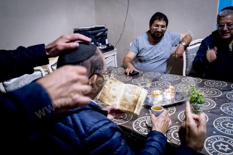 À Hara Kbira, le quartier juif de Houmt Souk, le samedi après Shabat. Un groupe de pélérins juifs venus de Paris retrouve le pion de leur collèges à Tunis il y a 40 ans. ils vont se rendre chez lui et prier ensemble dasn le salon de la famille. Un moment de rencontres, retrouvailles, prières et émotions propre à cette semaine de pélerinage. 