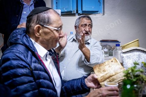 À Hara Kbira, le quartier juif de Houmt Souk, le samedi après Shabat. Un groupe de pélérins juifs venus de Paris retrouve le pion de leur collèges à Tunis il y a 40 ans. ils vont se rendre chez lui et prier ensemble dasn le salon de la famille. Un moment de rencontres, retrouvailles, prières et émotions propre à cette semaine de pélerinage. 