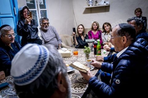 À Hara Kbira, le quartier juif de Houmt Souk, le samedi après Shabat. Un groupe de pélérins juifs venus de Paris retrouve le pion de leur collèges à Tunis il y a 40 ans. ils vont se rendre chez lui et prier ensemble dasn le salon de la famille. Un moment de rencontres, retrouvailles, prières et émotions propre à cette semaine de pélerinage. 
