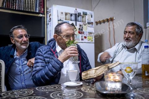 À Hara Kbira, le quartier juif de Houmt Souk, le samedi après Shabat. Un groupe de pélérins juifs venus de Paris retrouve le pion de leur collèges à Tunis il y a 40 ans. ils vont se rendre chez lui et prier ensemble dasn le salon de la famille. Un moment de rencontres, retrouvailles, prières et émotions propre à cette semaine de pélerinage. 