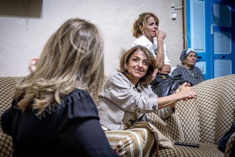 À Hara Kbira, le quartier juif de Houmt Souk, le samedi après Shabat. Un groupe de pélérins juifs venus de Paris retrouve le pion de leur collèges à Tunis il y a 40 ans. ils vont se rendre chez lui et prier ensemble dasn le salon de la famille. Un moment de rencontres, retrouvailles, prières et émotions propre à cette semaine de pélerinage. 