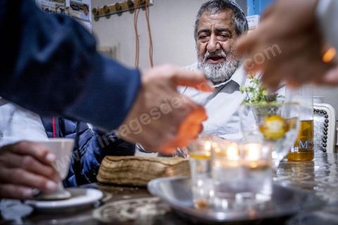 À Hara Kbira, le quartier juif de Houmt Souk, le samedi après Shabat. Un groupe de pélérins juifs venus de Paris retrouve le pion de leur collèges à Tunis il y a 40 ans. ils vont se rendre chez lui et prier ensemble dasn le salon de la famille. Un moment de rencontres, retrouvailles, prières et émotions propre à cette semaine de pélerinage. 