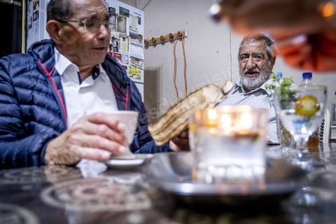 À Hara Kbira, le quartier juif de Houmt Souk, le samedi après Shabat. Un groupe de pélérins juifs venus de Paris retrouve le pion de leur collèges à Tunis il y a 40 ans. ils vont se rendre chez lui et prier ensemble dasn le salon de la famille. Un moment de rencontres, retrouvailles, prières et émotions propre à cette semaine de pélerinage. 