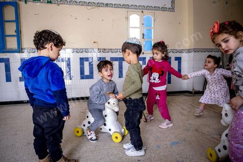 À Hara Kbira, quartier juif à Houmt Souk, jardin d'enfants pour les juifs de la Fondation Toura ve Hanoukh ( torah et éducation). 