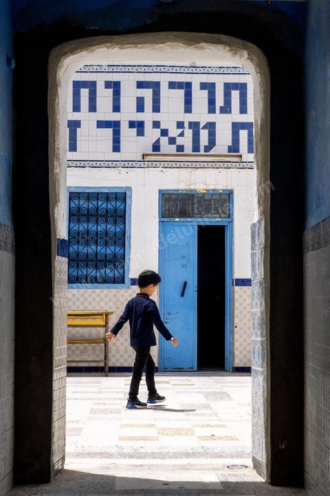 À Hara Kbira, quartier juif à Houmt Souk, école des garçons et filles juifs, par alternance, de la Fondation Toura ve Hanoukh ( torah et éducation).