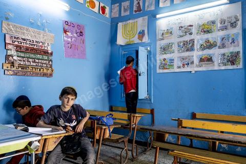À Hara Kbira, quartier juif à Houmt Souk, école des garçons et filles juifs, par alternance, de la Fondation Toura ve Hanoukh ( torah et éducation).