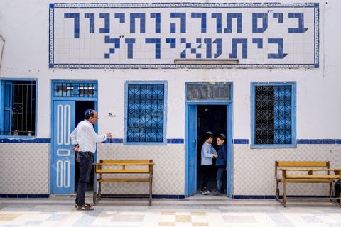 À Hara Kbira, quartier juif à Houmt Souk, école des garçons et filles juifs, par alternance, de la Fondation Toura ve Hanoukh ( torah et éducation).