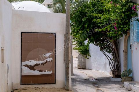 10 mai 2023 : dans les rues de Erriadh / Hara Sghira au lendemain de l'attaque terroriste à la synagogue de la Ghriba par un terroriste isolé, un garde national maritime suspendu pour ses tendances intégristes, qui a fait 2 morts parmis les pélérins et 3 parmis les forces de l'ordre. dans les ruelles de Djerbahood, le musée à ciel ouvert du street art, situé à moins de 2 km de la Ghriba, les touristes visitent sous haute surveillance policère.
