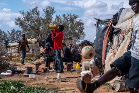 21 February 2024: this sub-Saharan migrant camp on the outskirts of the town of Jebeniana, north of Sfax, is home to almost 300 men, women and children. Driven from their homes a year ago by statements made by the President of the Republic of Tunisia, Kais Saied, thousands of migrants are being dumped on the streets and in the countryside by the local authorities, with the constant risk of being arrested and sent back to the Libyan or Algerian borders. These makeshift camps on wasteland or in fields have been abandoned by international NGOs.