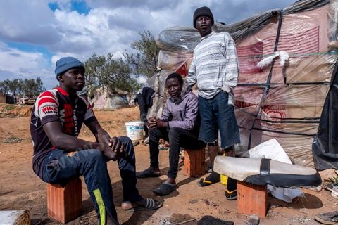 21 février 2024 :  ce camp de migrants sub saharien en périphérie de la ville de Jebeniana, au nord de Sfax, compte près de 300 hommes, femmes et enfants. Chassés de leur domicile il y a un an suite aux déclarations du président de la république tunisienne Kais Saied, les migrants par milliers sont rejetés dans la rue et les campagnes par les autorités locales, risquant à tout moment d'être arrétés et rénvoyés aux frontières libyennes ou algériennes. Ces camps improvisés sur des terrains vagues ou dans les champs sont abandonnés des ONG internationales.