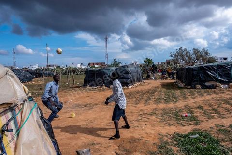 21 February 2024: this sub-Saharan migrant camp on the outskirts of the town of Jebeniana, north of Sfax, is home to almost 300 men, women and children. Driven from their homes a year ago by statements made by the President of the Republic of Tunisia, Kais Saied, thousands of migrants are being dumped on the streets and in the countryside by the local authorities, with the constant risk of being arrested and sent back to the Libyan or Algerian borders. These makeshift camps on wasteland or in fields have been abandoned by international NGOs.