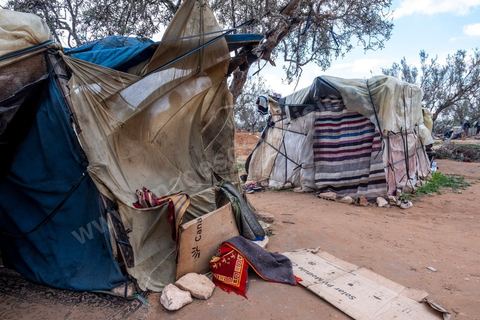 21 February 2024: this sub-Saharan migrant camp on the outskirts of the town of Jebeniana, north of Sfax, is home to almost 300 men, women and children. Driven from their homes a year ago by statements made by the President of the Republic of Tunisia, Kais Saied, thousands of migrants are being dumped on the streets and in the countryside by the local authorities, with the constant risk of being arrested and sent back to the Libyan or Algerian borders. These makeshift camps on wasteland or in fields have been abandoned by international NGOs.