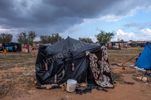21 February 2024: this sub-Saharan migrant camp on the outskirts of the town of Jebeniana, north of Sfax, is home to almost 300 men, women and children. Driven from their homes a year ago by statements made by the President of the Republic of Tunisia, Kais Saied, thousands of migrants are being dumped on the streets and in the countryside by the local authorities, with the constant risk of being arrested and sent back to the Libyan or Algerian borders. These makeshift camps on wasteland or in fields have been abandoned by international NGOs.