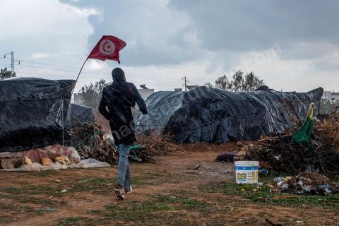 21 February 2024: this sub-Saharan migrant camp on the outskirts of the town of Jebeniana, north of Sfax, is home to almost 300 men, women and children. Driven from their homes a year ago by statements made by the President of the Republic of Tunisia, Kais Saied, thousands of migrants are being dumped on the streets and in the countryside by the local authorities, with the constant risk of being arrested and sent back to the Libyan or Algerian borders. These makeshift camps on wasteland or in fields have been abandoned by international NGOs.