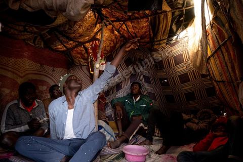 21 février 2024 :  ce camp de migrants sub saharien en périphérie de la ville de Jebeniana, au nord de Sfax, compte près de 300 hommes, femmes et enfants. Chassés de leur domicile il y a un an suite aux déclarations du président de la république tunisienne Kais Saied, les migrants par milliers sont rejetés dans la rue et les campagnes par les autorités locales, risquant à tout moment d'être arrétés et rénvoyés aux frontières libyennes ou algériennes. Ces camps improvisés sur des terrains vagues ou dans les champs sont abandonnés des ONG internationales.