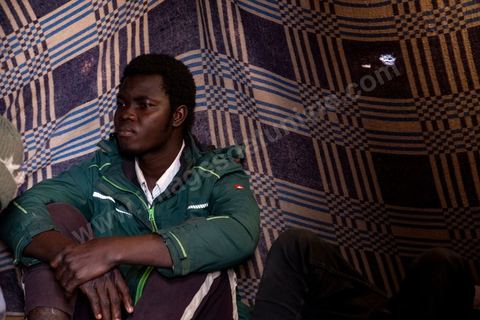 21 février 2024 :  ce camp de migrants sub saharien en périphérie de la ville de Jebeniana, au nord de Sfax, compte près de 300 hommes, femmes et enfants. Chassés de leur domicile il y a un an suite aux déclarations du président de la république tunisienne Kais Saied, les migrants par milliers sont rejetés dans la rue et les campagnes par les autorités locales, risquant à tout moment d'être arrétés et rénvoyés aux frontières libyennes ou algériennes. Ces camps improvisés sur des terrains vagues ou dans les champs sont abandonnés des ONG internationales.