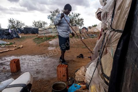 21 February 2024: this sub-Saharan migrant camp on the outskirts of the town of Jebeniana, north of Sfax, is home to almost 300 men, women and children. Driven from their homes a year ago by statements made by the President of the Republic of Tunisia, Kais Saied, thousands of migrants are being dumped on the streets and in the countryside by the local authorities, with the constant risk of being arrested and sent back to the Libyan or Algerian borders. These makeshift camps on wasteland or in fields have been abandoned by international NGOs.