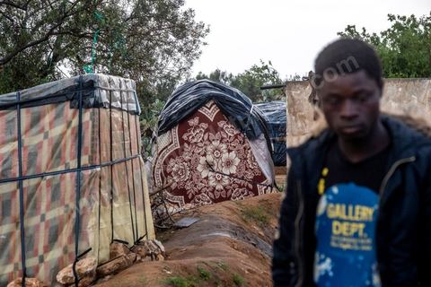 21 February 2024: this sub-Saharan migrant camp on the outskirts of the town of Jebeniana, north of Sfax, is home to almost 300 men, women and children. Driven from their homes a year ago by statements made by the President of the Republic of Tunisia, Kais Saied, thousands of migrants are being dumped on the streets and in the countryside by the local authorities, with the constant risk of being arrested and sent back to the Libyan or Algerian borders. These makeshift camps on wasteland or in fields have been abandoned by international NGOs.
