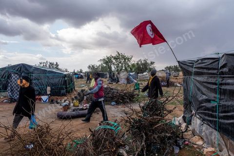 21 February 2024: this sub-Saharan migrant camp on the outskirts of the town of Jebeniana, north of Sfax, is home to almost 300 men, women and children. Driven from their homes a year ago by statements made by the President of the Republic of Tunisia, Kais Saied, thousands of migrants are being dumped on the streets and in the countryside by the local authorities, with the constant risk of being arrested and sent back to the Libyan or Algerian borders. These makeshift camps on wasteland or in fields have been abandoned by international NGOs.