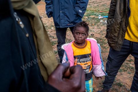 21 February 2024: this sub-Saharan migrant camp on the outskirts of the town of Jebeniana, north of Sfax, is home to almost 300 men, women and children. Driven from their homes a year ago by statements made by the President of the Republic of Tunisia, Kais Saied, thousands of migrants are being dumped on the streets and in the countryside by the local authorities, with the constant risk of being arrested and sent back to the Libyan or Algerian borders. These makeshift camps on wasteland or in fields have been abandoned by international NGOs.
