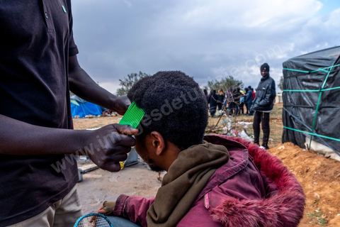 21 February 2024: this sub-Saharan migrant camp on the outskirts of the town of Jebeniana, north of Sfax, is home to almost 300 men, women and children. Driven from their homes a year ago by statements made by the President of the Republic of Tunisia, Kais Saied, thousands of migrants are being dumped on the streets and in the countryside by the local authorities, with the constant risk of being arrested and sent back to the Libyan or Algerian borders. These makeshift camps on wasteland or in fields have been abandoned by international NGOs.