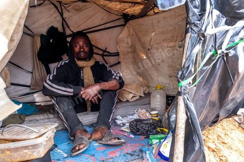 21 février 2024 :  ce camp de migrants sub saharien en périphérie de la ville de Jebeniana, au nord de Sfax, compte près de 300 hommes, femmes et enfants. Chassés de leur domicile il y a un an suite aux déclarations du président de la république tunisienne Kais Saied, les migrants par milliers sont rejetés dans la rue et les campagnes par les autorités locales, risquant à tout moment d'être arrétés et rénvoyés aux frontières libyennes ou algériennes. Ces camps improvisés sur des terrains vagues ou dans les champs sont abandonnés des ONG internationales.