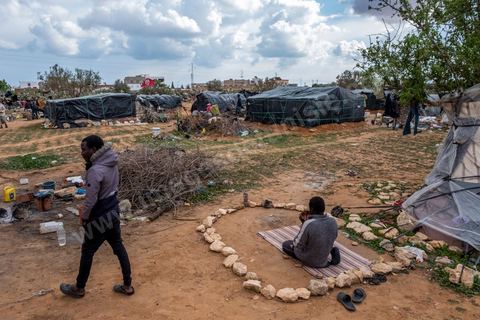 21 February 2024: this sub-Saharan migrant camp on the outskirts of the town of Jebeniana, north of Sfax, is home to almost 300 men, women and children. Driven from their homes a year ago by statements made by the President of the Republic of Tunisia, Kais Saied, thousands of migrants are being dumped on the streets and in the countryside by the local authorities, with the constant risk of being arrested and sent back to the Libyan or Algerian borders. These makeshift camps on wasteland or in fields have been abandoned by international NGOs.