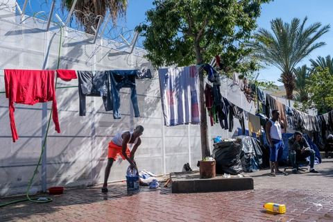 22 February 2024: in front of the offices of the IOM (International Organisation for Migrants) in the heart of the Berges du Lac business district in Tunis, almost 500 migrants are camped out here awaiting expatriation to their countries of origin.