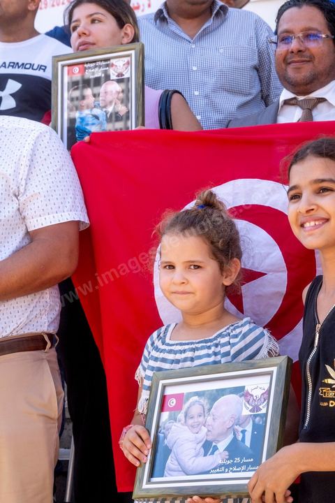 25 juillet 2024 : à Tunis sur l'avenue Habib Bourguiba la mobilisation pour ce jour de fête de la République et du coup d'état de Kais Saied il y a trois ans n'a pas mobilisé. Deux rassemblements entre les pros Saied et les familles de prisonniers politiques. Les pros Saied venus à une petite centaine avec photo et drapeaux tunisiens ne se sont pas éternisés sur l'avenue. 