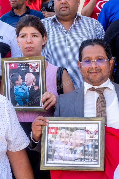 25 juillet 2024 : à Tunis sur l'avenue Habib Bourguiba la mobilisation pour ce jour de fête de la République et du coup d'état de Kais Saied il y a trois ans n'a pas mobilisé. Deux rassemblements entre les pros Saied et les familles de prisonniers politiques. Les pros Saied venus à une petite centaine avec photo et drapeaux tunisiens ne se sont pas éternisés sur l'avenue. 