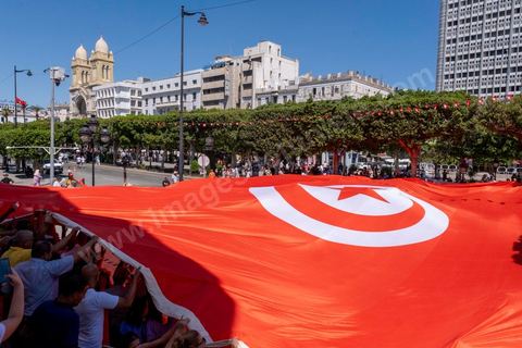 25 juillet 2024 : à Tunis sur l'avenue Habib Bourguiba la mobilisation pour ce jour de fête de la République et du coup d'état de Kais Saied il y a trois ans n'a pas mobilisé. Deux rassemblements entre les pros Saied et les familles de prisonniers politiques. Les pros Saied venus à une petite centaine avec photo et drapeaux tunisiens ne se sont pas éternisés sur l'avenue. 