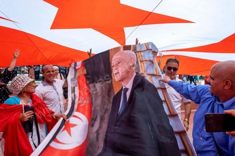 25 juillet 2024 : à Tunis sur l'avenue Habib Bourguiba la mobilisation pour ce jour de fête de la République et du coup d'état de Kais Saied il y a trois ans n'a pas mobilisé. Deux rassemblements entre les pros Saied et les familles de prisonniers politiques. Les pros Saied venus à une petite centaine avec photo et drapeaux tunisiens ne se sont pas éternisés sur l'avenue. 