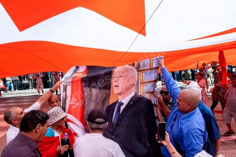 25 juillet 2024 : à Tunis sur l'avenue Habib Bourguiba la mobilisation pour ce jour de fête de la République et du coup d'état de Kais Saied il y a trois ans n'a pas mobilisé. Deux rassemblements entre les pros Saied et les familles de prisonniers politiques. Les pros Saied venus à une petite centaine avec photo et drapeaux tunisiens ne se sont pas éternisés sur l'avenue. 