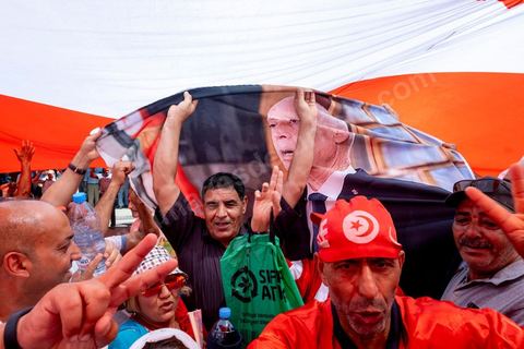 25 juillet 2024 : à Tunis sur l'avenue Habib Bourguiba la mobilisation pour ce jour de fête de la République et du coup d'état de Kais Saied il y a trois ans n'a pas mobilisé. Deux rassemblements entre les pros Saied et les familles de prisonniers politiques. Les pros Saied venus à une petite centaine avec photo et drapeaux tunisiens ne se sont pas éternisés sur l'avenue. 