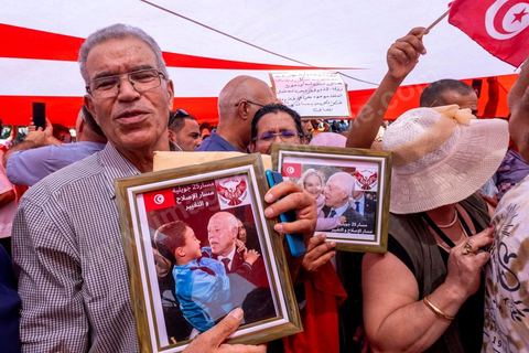 25 juillet 2024 : à Tunis sur l'avenue Habib Bourguiba la mobilisation pour ce jour de fête de la République et du coup d'état de Kais Saied il y a trois ans n'a pas mobilisé. Deux rassemblements entre les pros Saied et les familles de prisonniers politiques. Les pros Saied venus à une petite centaine avec photo et drapeaux tunisiens ne se sont pas éternisés sur l'avenue. 