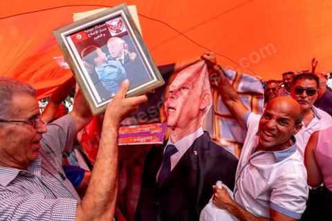 25 juillet 2024 : à Tunis sur l'avenue Habib Bourguiba la mobilisation pour ce jour de fête de la République et du coup d'état de Kais Saied il y a trois ans n'a pas mobilisé. Deux rassemblements entre les pros Saied et les familles de prisonniers politiques. Les pros Saied venus à une petite centaine avec photo et drapeaux tunisiens ne se sont pas éternisés sur l'avenue. 