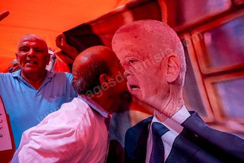 25 juillet 2024 : à Tunis sur l'avenue Habib Bourguiba la mobilisation pour ce jour de fête de la République et du coup d'état de Kais Saied il y a trois ans n'a pas mobilisé. Deux rassemblements entre les pros Saied et les familles de prisonniers politiques. Les pros Saied venus à une petite centaine avec photo et drapeaux tunisiens ne se sont pas éternisés sur l'avenue. 