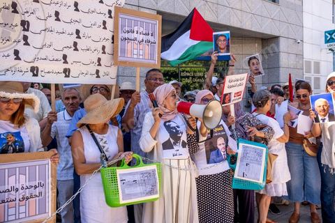 25 juillet 2024 : à Tunis sur l'avenue Habib Bourguiba la mobilisation pour ce jour de fête de la République et du coup d'état de Kais Saied il y a trois ans n'a pas mobilisé. Deux rassemblements entre les pros Saied et les familles de prisonniers politiques. Les familles des prisonniers politques mais aussi médiatiques sont veus affichéss les portraits de leur proches encarcérés depuis plusieurs mois dans les geoles tunisiennes. 