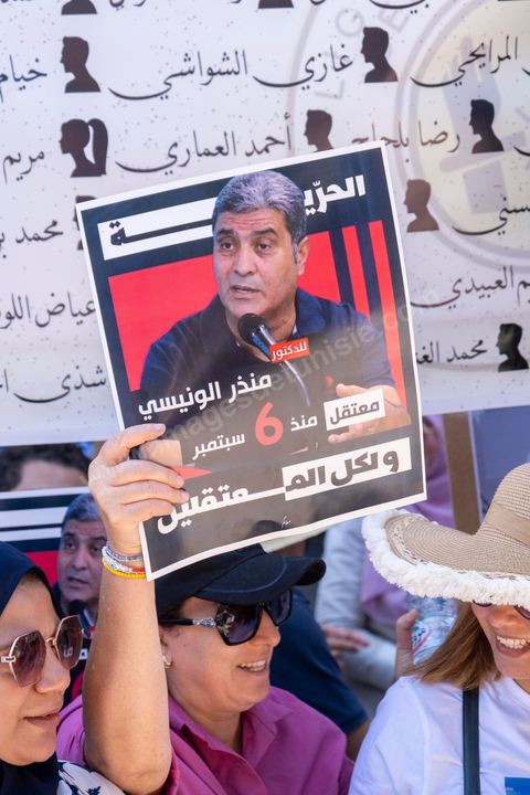 25 juillet 2024 : à Tunis sur l'avenue Habib Bourguiba la mobilisation pour ce jour de fête de la République et du coup d'état de Kais Saied il y a trois ans n'a pas mobilisé. Deux rassemblements entre les pros Saied et les familles de prisonniers politiques. Les familles des prisonniers politques mais aussi médiatiques sont veus affichéss les portraits de leur proches encarcérés depuis plusieurs mois dans les geoles tunisiennes. 